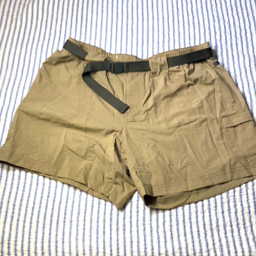 Columbia women’s khaki Nylon cargo shorts size L.